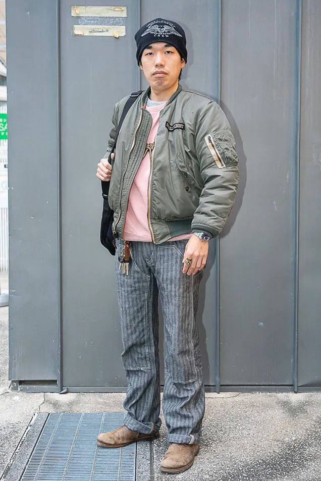 ブルゾン、帽子＝ともにスカルフライト　カットソー＝ユニクロ　パンツ＝アイアンハート　シューズ＝ノーブランド　腕時計＝セイコー　アクセサリー＝ガルシア