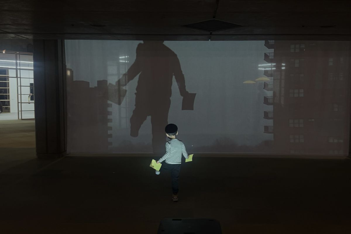  Stella Zhong の映像作品『Yolk Velocities』（筆者撮影）