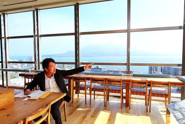 鹿児島県商工労働水産部長・北村貴志へのインタビューは、県庁18階の展望ロビーで行われた。目前には、活火山・桜島の勇姿が迫っていた。種子島からロケットが打ち上げられた際には、北村が指を差している方角において目視できるという