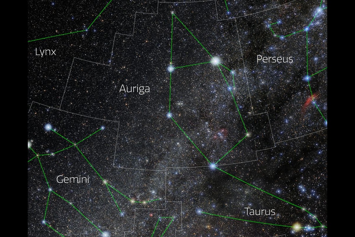 細い月とオーロラが聖夜を飾り、「惑星の王」が天を照らす クリスマス