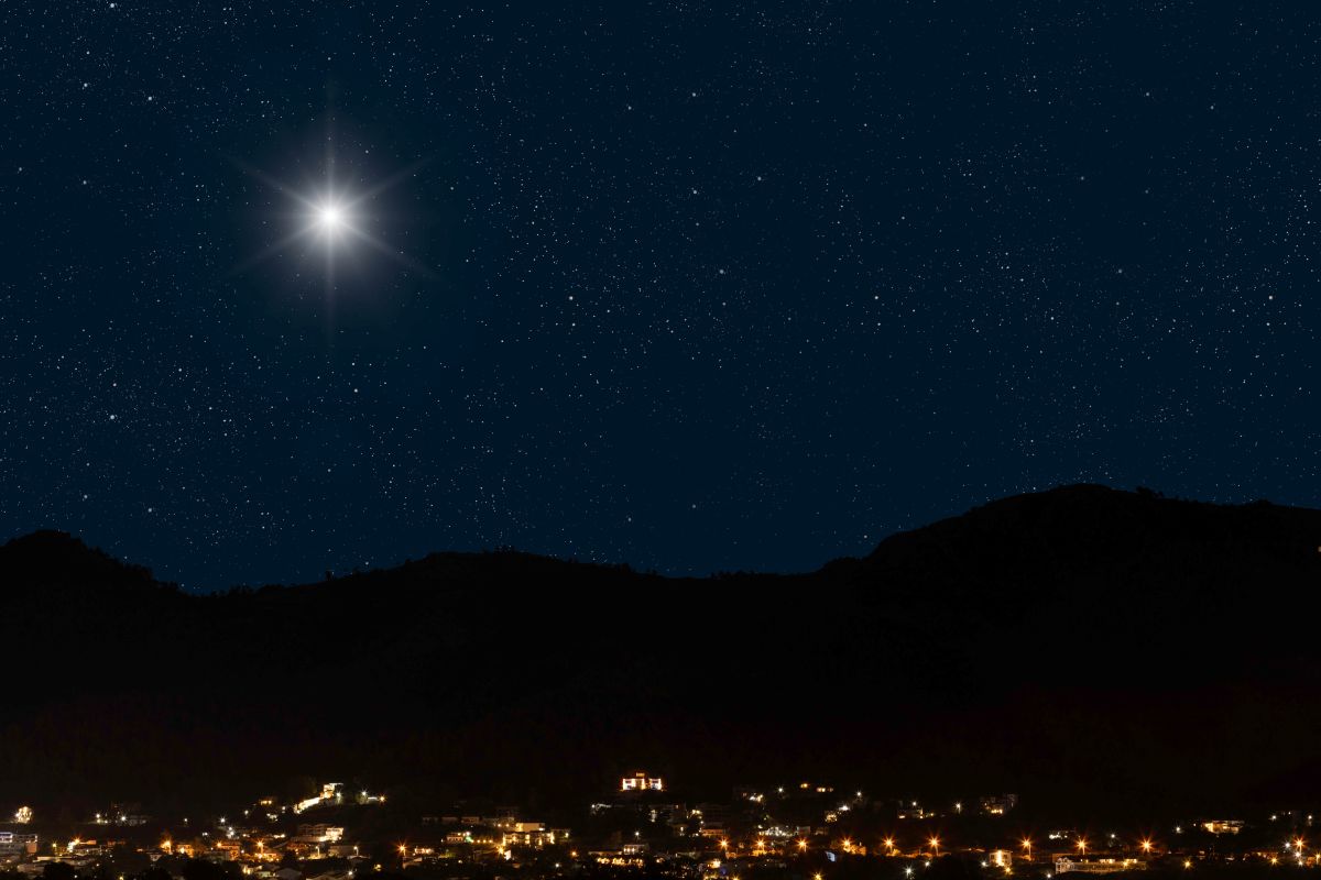 細い月とオーロラが聖夜を飾り、「惑星の王」が天を照らす クリスマス