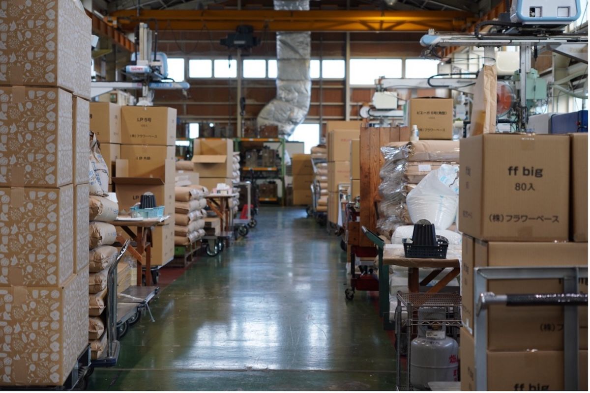 続々と樹脂製品が製造されていく製造工程