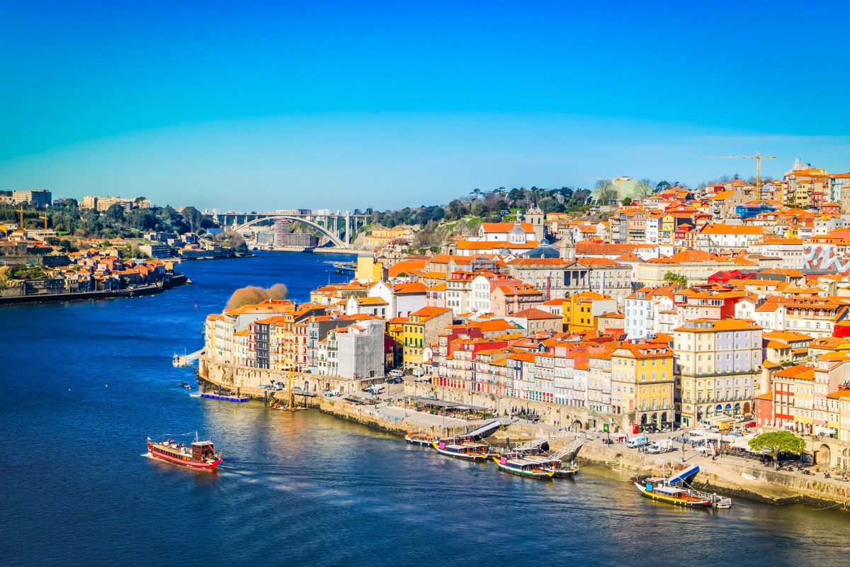 ポルトガル・ポルト。ドウロ川と旧市街（Shutterstock.com）