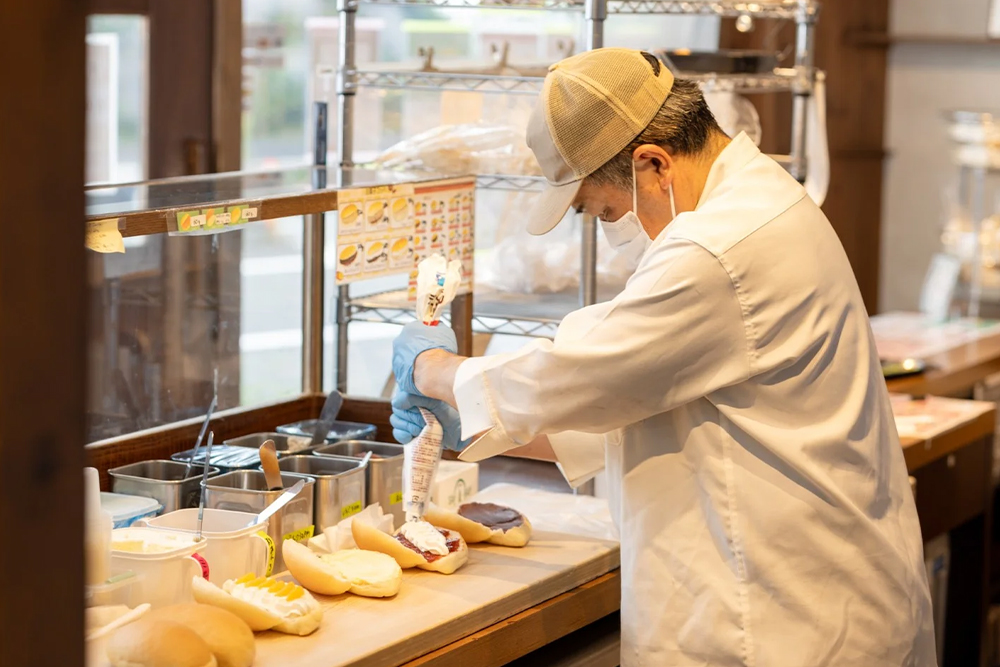 パン屋さんの倒産が相次ぐなか、コッペパン専門店が潰れないワケ