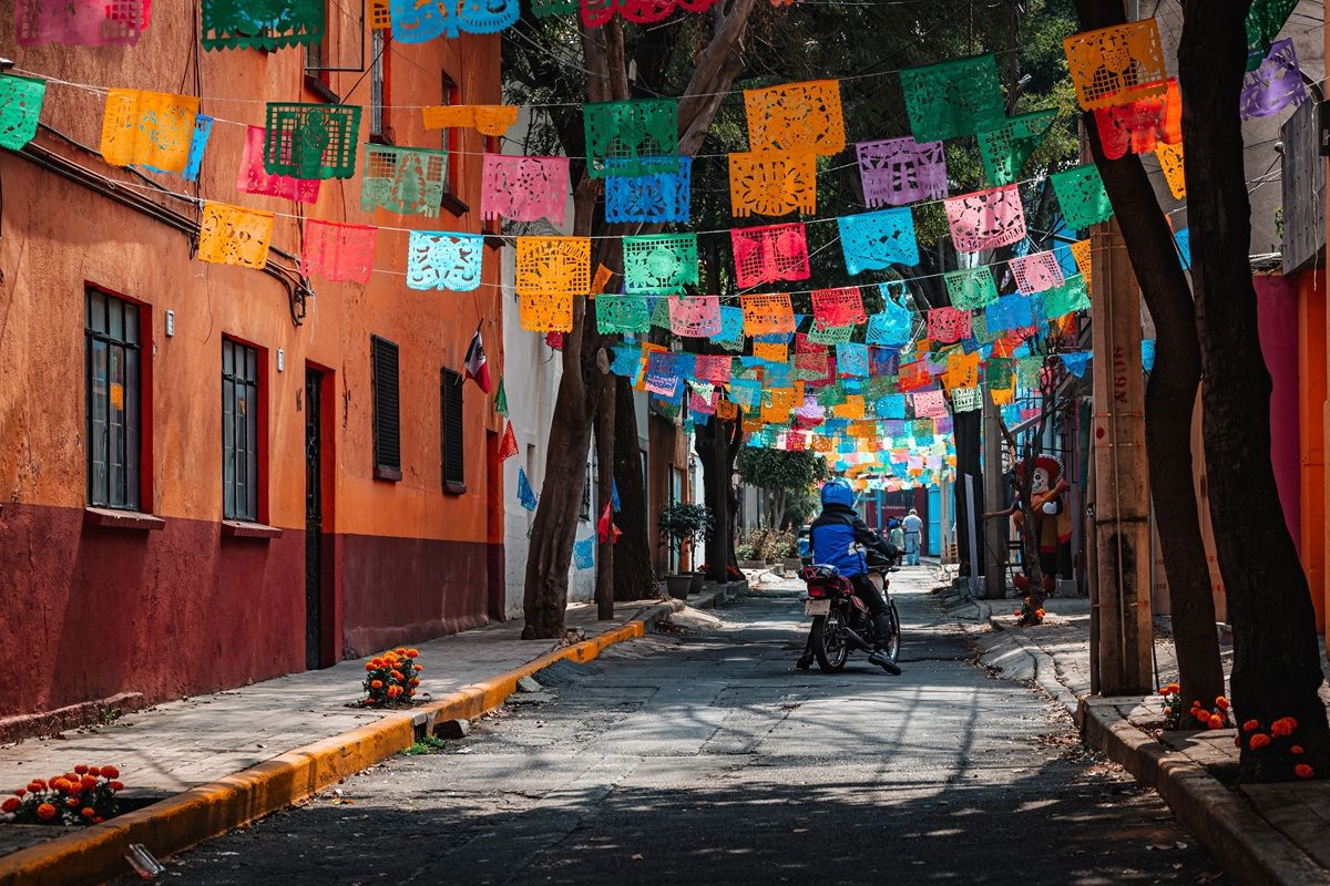 メキシコ、「死者の日」のメキシコシティの通り（Shutterstock.com）