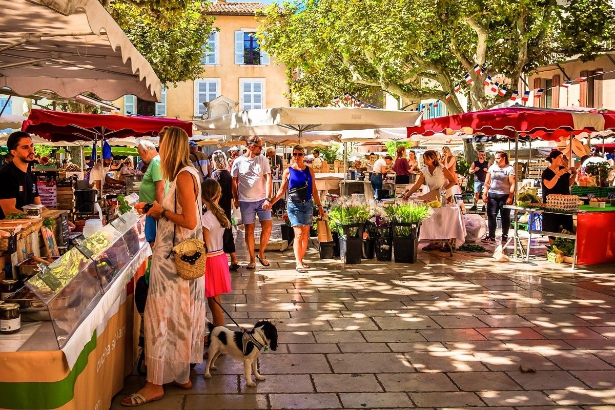 フランス、港町カシスの市場（eric laudonien / Shutterstock.com）