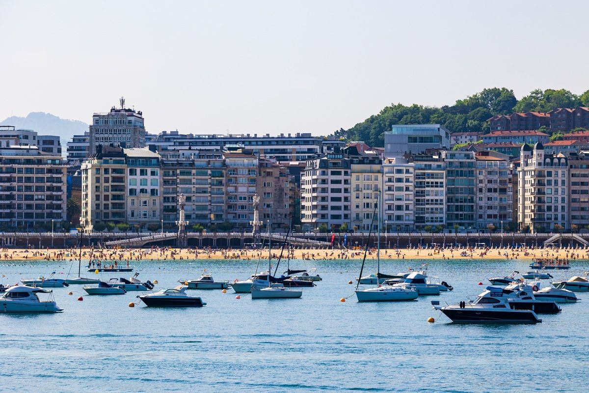 スペイン、サン・セバスティアンの海辺（ldgfr photos / Shutterstock.com）