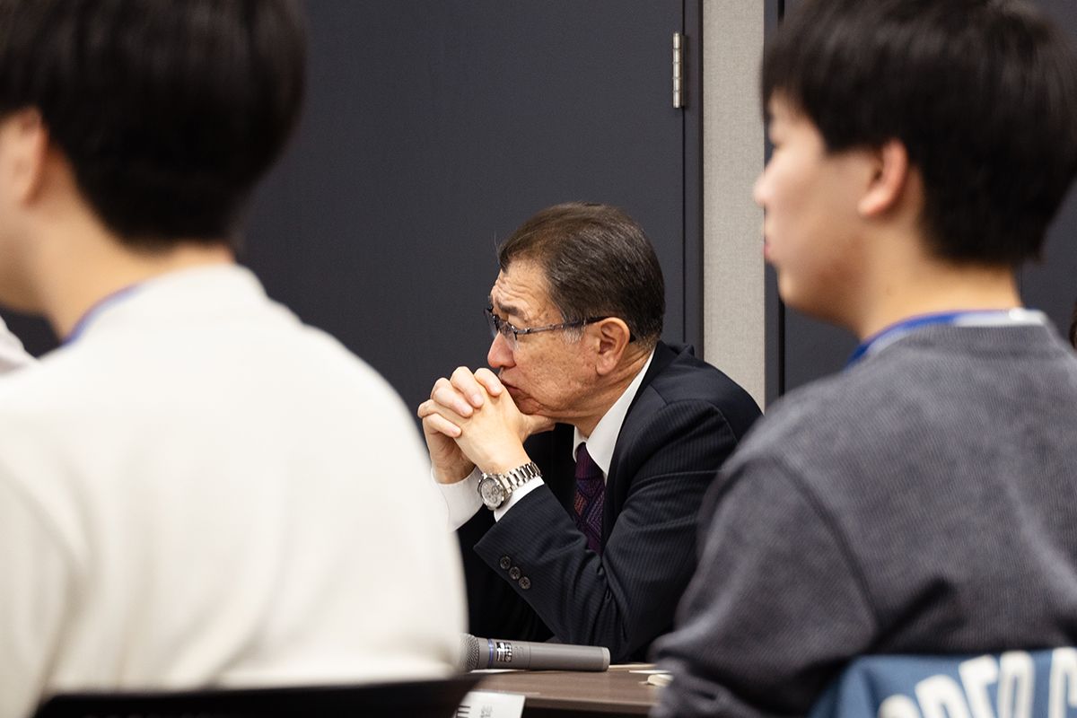 高校生のプレゼンに真剣な眼差しで聞き入る池田禎孝坂井市長。