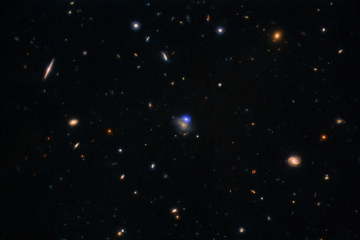 宇宙で激しく輝く謎の「青い閃光」、発生源は超新星でなくブラック