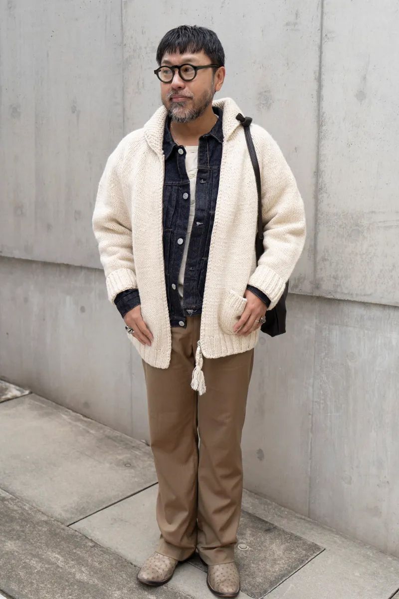 カーディガン＝マーティーアンドサンズ　Gジャン＝キャプテンサンシャイン　カットソー＝オールドホームステッダー　パンツ＝ガブリエラコールガーメンツ　シューズ＝リオスオブメルセデス　眼鏡＝ジャックデュラン　バッグ＝エンダースキーマ　ネックレス、リング＝ともにエフジュエリープロダクツ リング2＝グッチ　リング3＝クロムハーツ　リング4＝エルメス