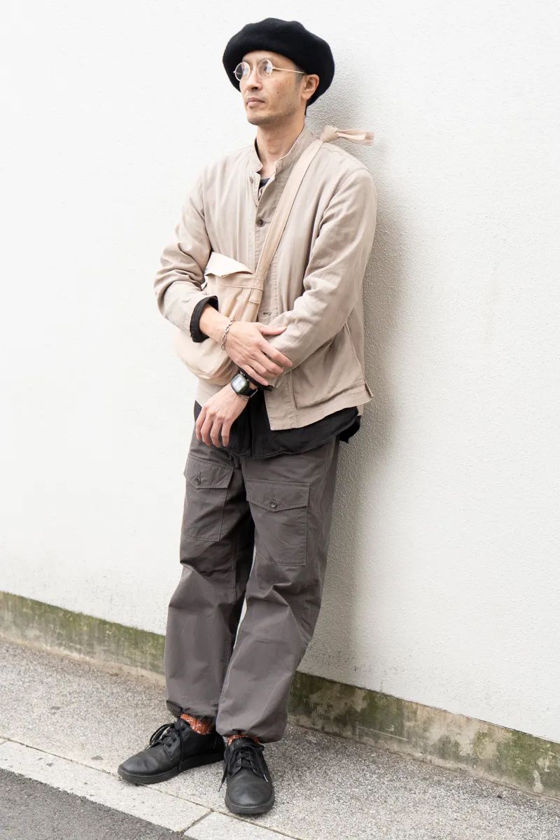 ジャケット、シャツ、パンツ＝すべてフィグベル　シューズ＝トップサイダー　帽子＝ノーブランド　眼鏡＝ファッティー　ブレスレット＝ヨンドシー　腕時計＝カシオ