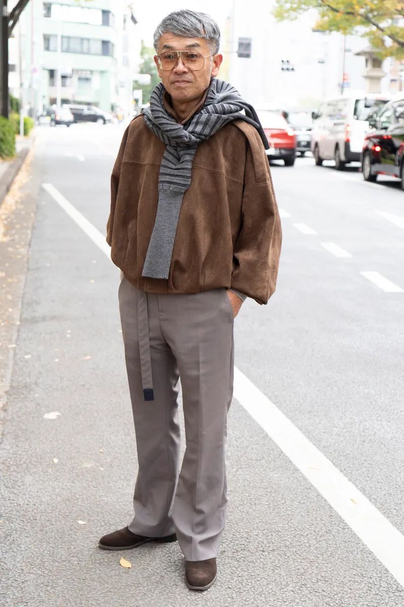 ジャケット＝ザラ　ニット＝ハイク　パンツ＝サカイ　シューズ＝ティム　眼鏡＝サンローラン