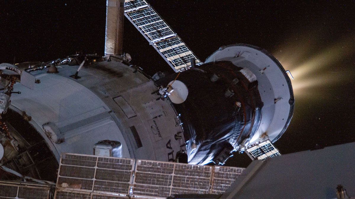 補給機プログレスのスラスタ燃焼。通常はこの推力でISSの速度を上げ、軌道高度を上昇させる。2025年8月撮影。(c)NASA