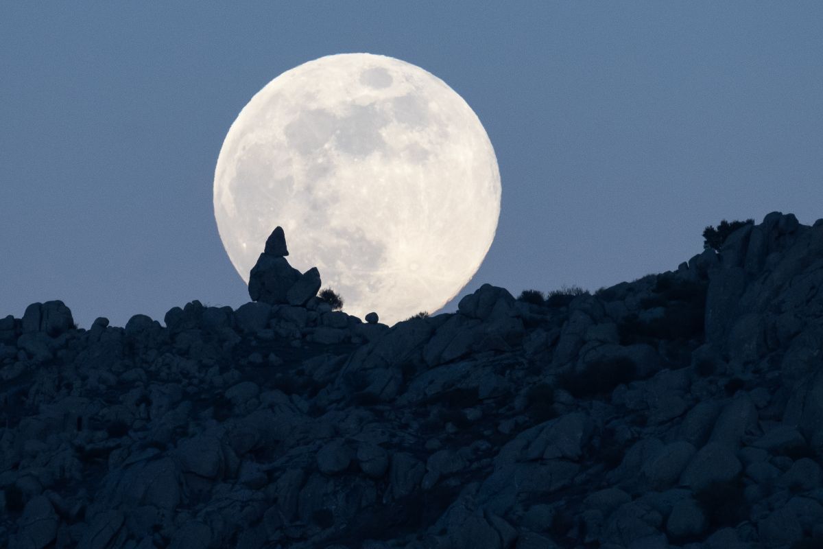 衝」の木星とスーパー・ウルフムーンが寒夜を明るく照らす 1月の星空