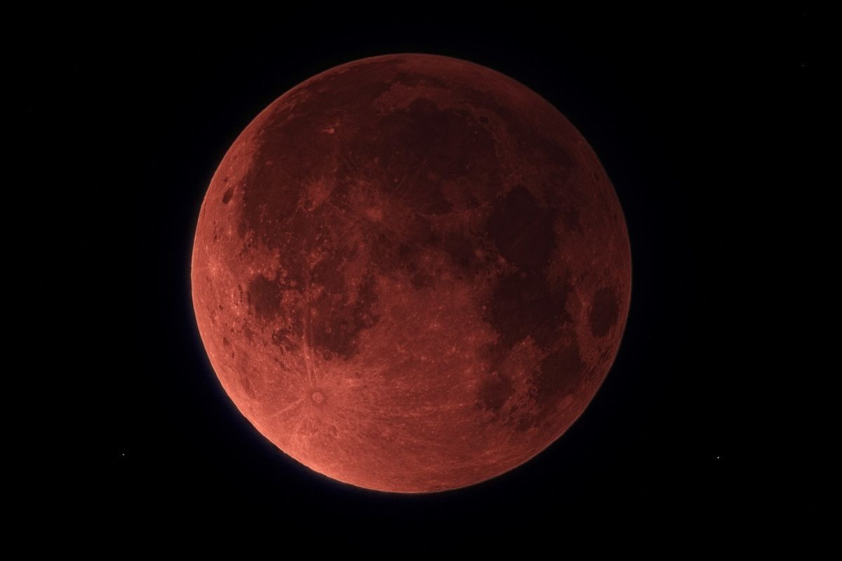 皆既月食のブラッドムーン（Shutterstock.com）