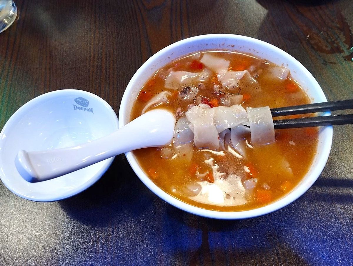 「ドパム」のオーナーが勧めてくれたナラン麺について、同店の公式サイトには「ナラン麺はウイグル族の伝統的な料理で、遊牧民族の特色を色濃く反映しています。この料理は『手で食べる肉』や『手で食べる羊肉麺』とも呼ばれています」とある