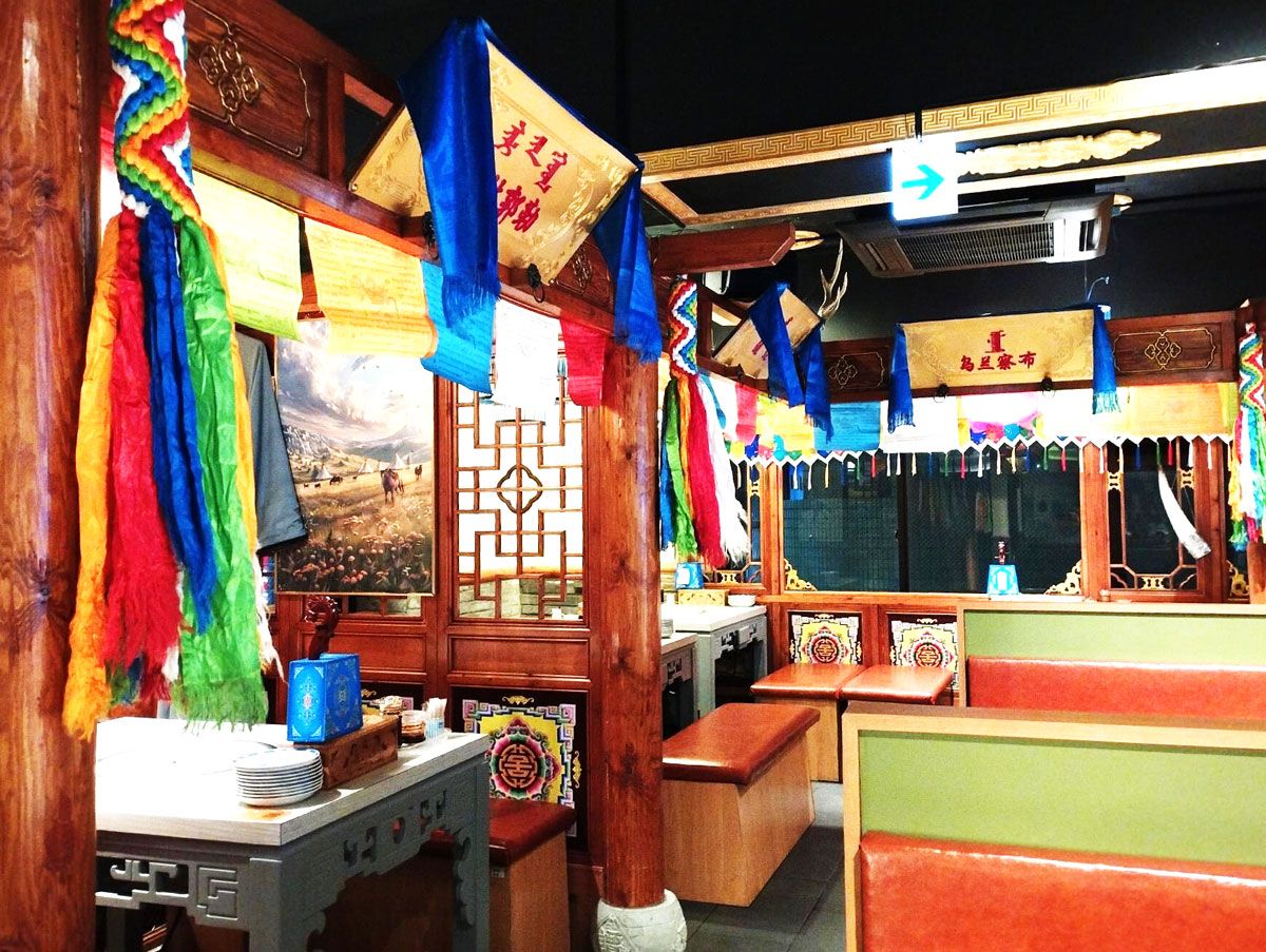 東京の池袋の内モンゴル料理店「老綏元」の内装はユニークだ。周囲に個室があり、それぞれに内モンゴルにある9つの都市名とモンゴル特有の行政地区名「盟」の３つの名前が付けられている