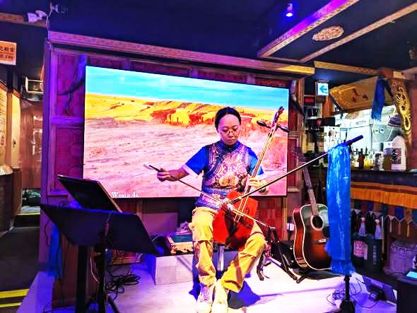 「老綏元」で馬頭琴の演奏をしているのは内モンゴル出身のナラントヤさん。彼女は東京音楽大に留学後、日本で演奏活動を続けている