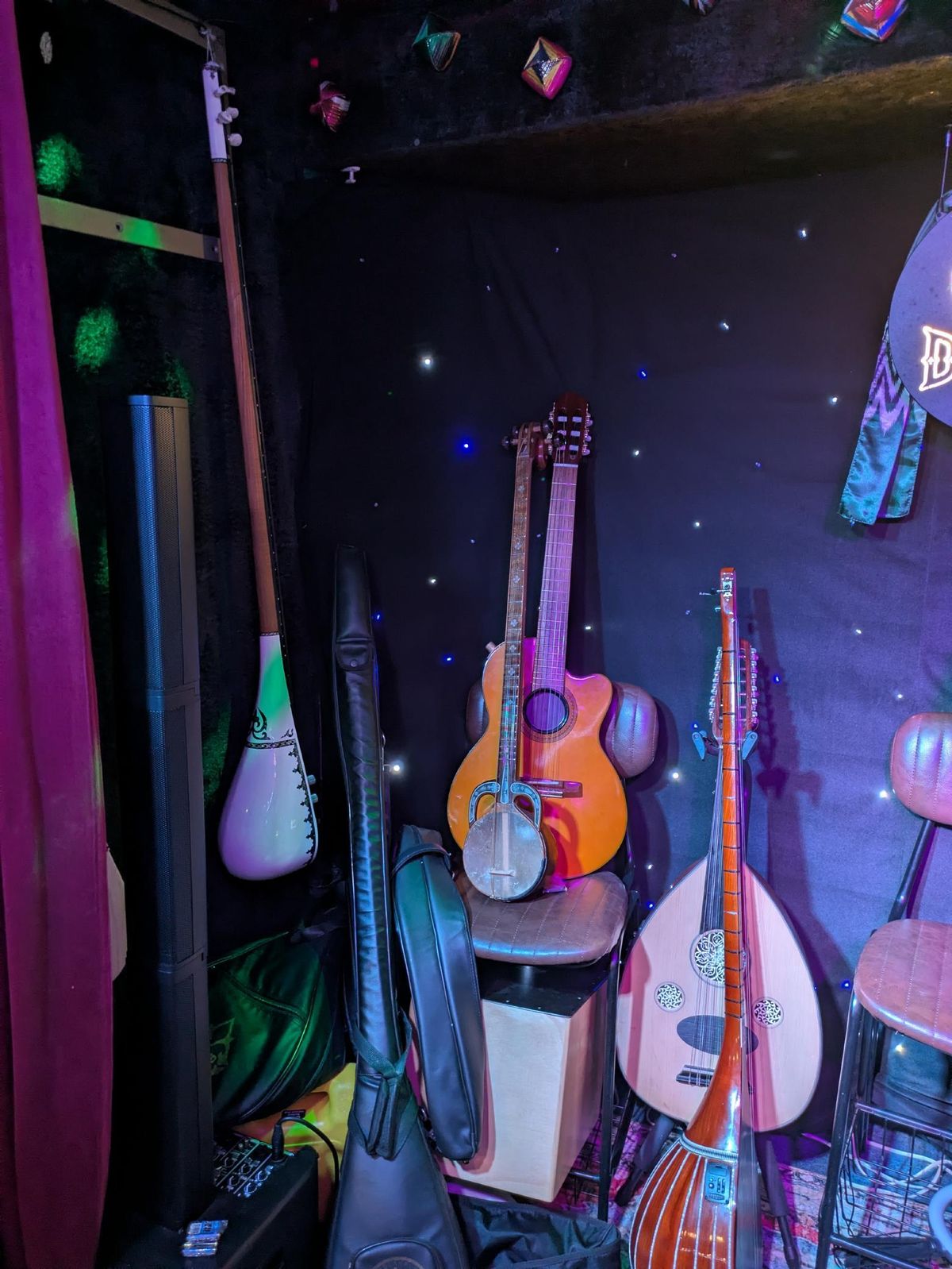 ウイグルには表現力豊かなさまざまな弦楽器がある。なかでも代表的なのは、トルコのサズに似た首の長い2弦のドゥタールだ