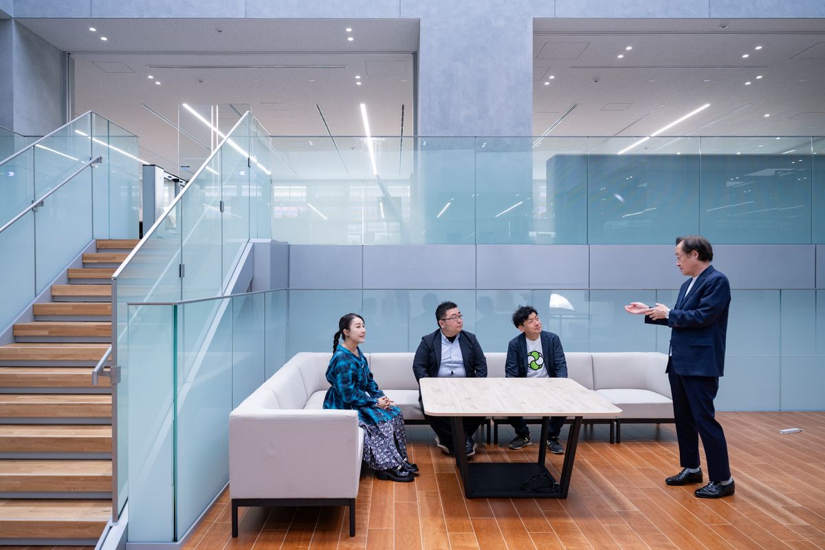 G-QuATの研究センター内にあるフリースペース。国内外のさまざまな量子関連のプレイヤーが集い、オープンイノベーションが図られている。