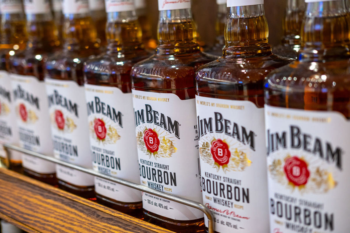 世界的なアルコール離れ？ ジムビームが生産停止、酒類株から130億円が