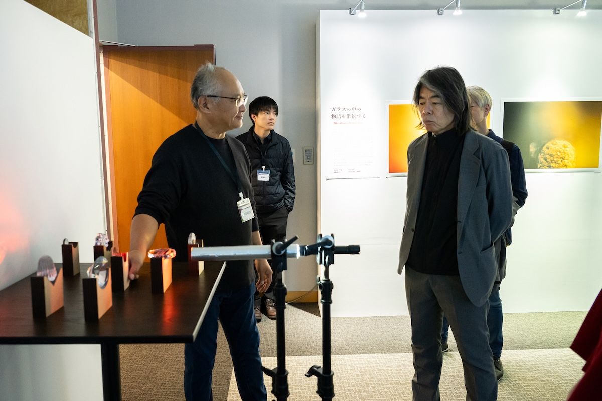 「赤と青の間の風景 内像」を見学する東京芸術大学の日比野学長（右）（c）Junpei Kawahata