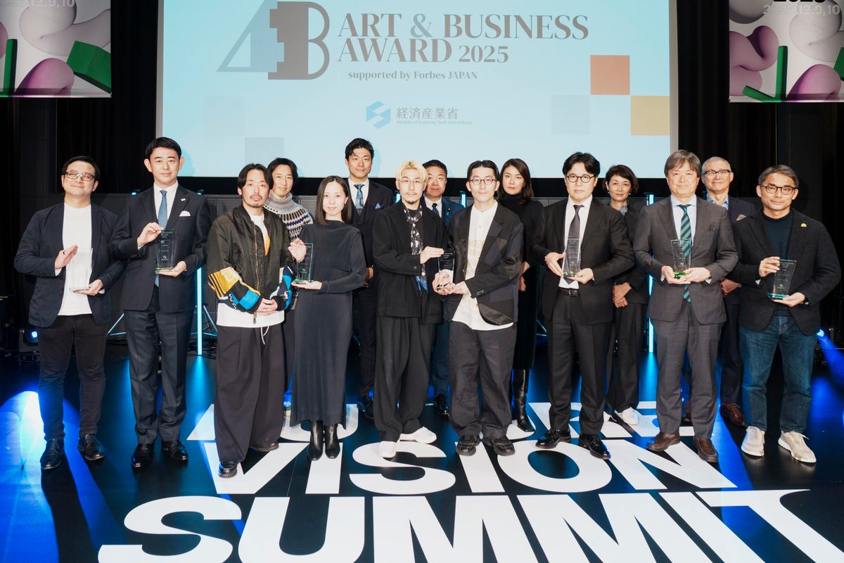 仮データ「ART & BUSINESS AWARD 2025」授賞式、受賞企業の代表とアドバイザリーボードたち（c）若原瑞昌