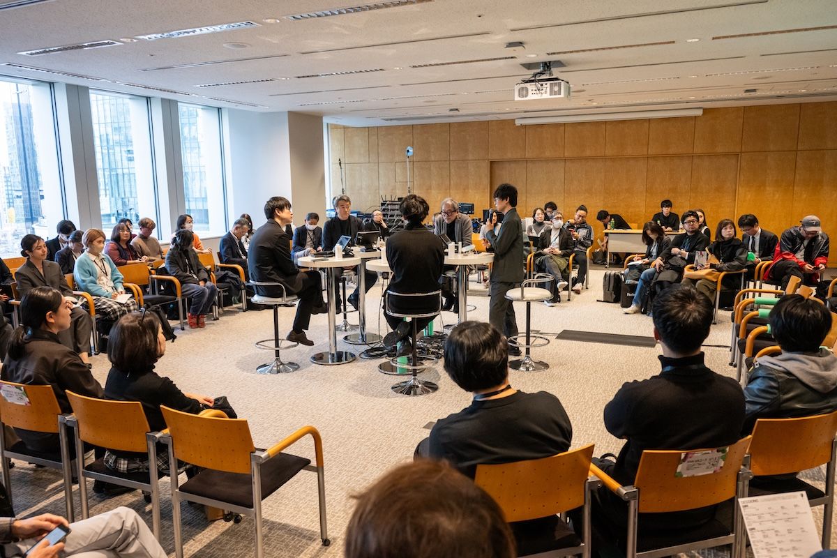 セッションは登壇者を囲む会場で。「アート起点の企業協創のあり方を探る～その素晴らしさと難しさ～」の様子（c）Junpei Kawahata