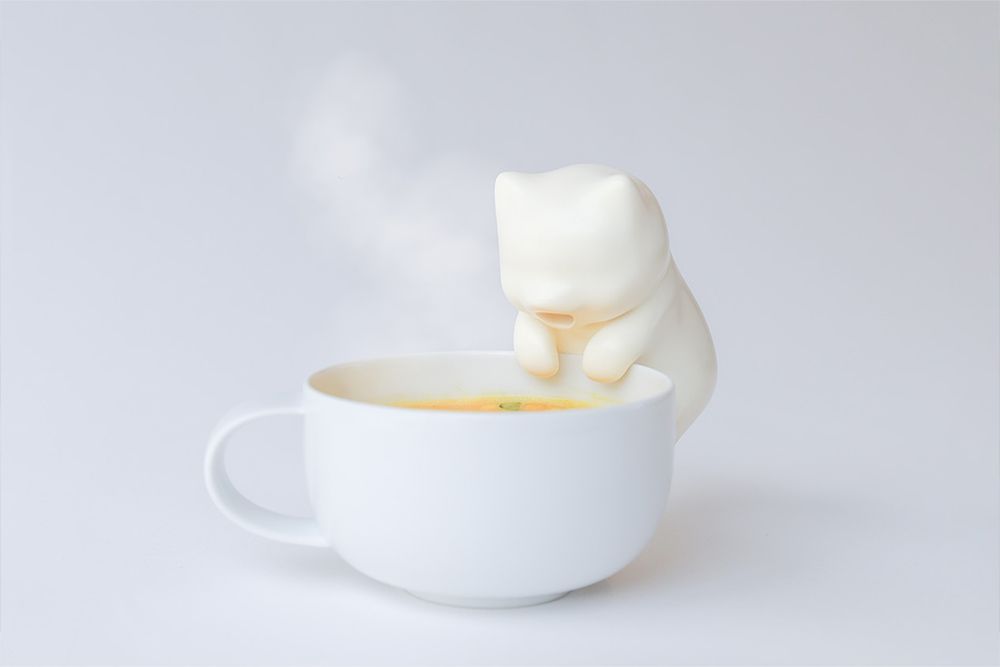 カップの縁で熱い飲みものを冷ましてくれる「猫舌ふーふー」