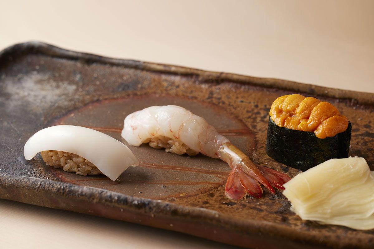 スミイカ、ボタン海老、ウニの握りは2万7500円（サ別）のコース内の一品。