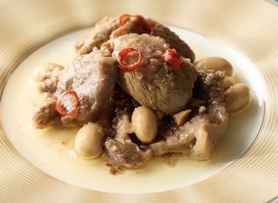 「Confit de chevreuil~柑橘香る鹿肉と大豆のコンフィ~」を皿に盛りつけた様子