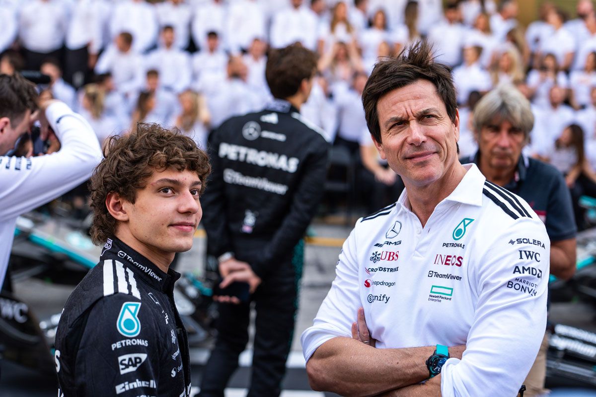 2025年12月7日、2025年F1アブダビグランプリでのキミ・アントネッリとトト・ヴォルフ（Photo by Luca Martini/SOPA Images/LightRocket via Getty Images）