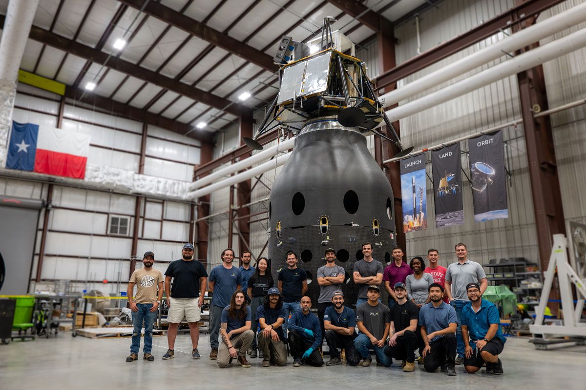 軌道移送ロケット「エリトラダーク軌道船」に統合されたブルーゴーストM1（上部機体）。2025年9月撮影 (c)Firefly Aerospace