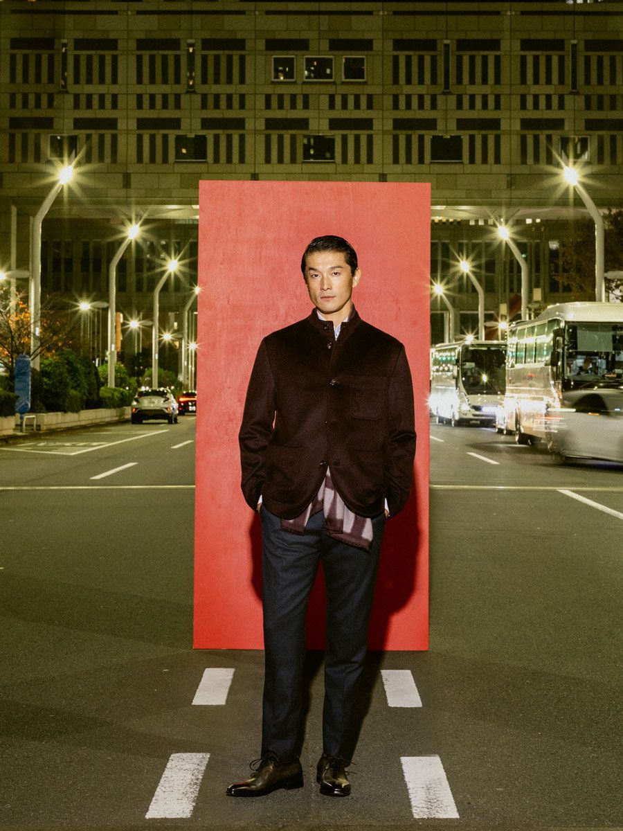 ジャケット676500円、シャツ94050円、スカーフ124300円、パンツ148500円、靴353100円〈ベルルッティ／ベルルッティ・インフォメーション・デスク Tel:0120-961-859〉