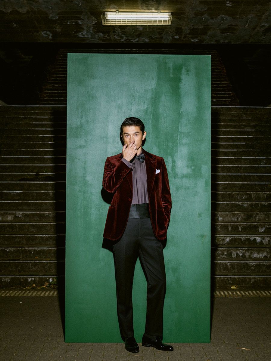 ジャケット715000円、シャツ159500円、タイ33000円、カマーバンド74800円、パンツ308000円、靴185900円〈すべてブリオーニ／ブリオーニ クライアントサービス Tel:0120-200-185〉 チーフはスタイリスト私物