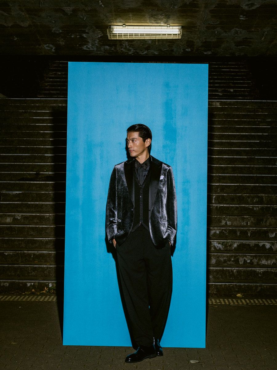 ジャケット682000円、ジレ682000円、シャツ374000円、タイ46200円〜［オーダー価格］、パンツ206800円、靴190300円〈すべてジョルジオ アルマーニ／ジョルジオ アルマーニ ジャパン Tel:03-6274-7070〉チーフはスタイリスト私物