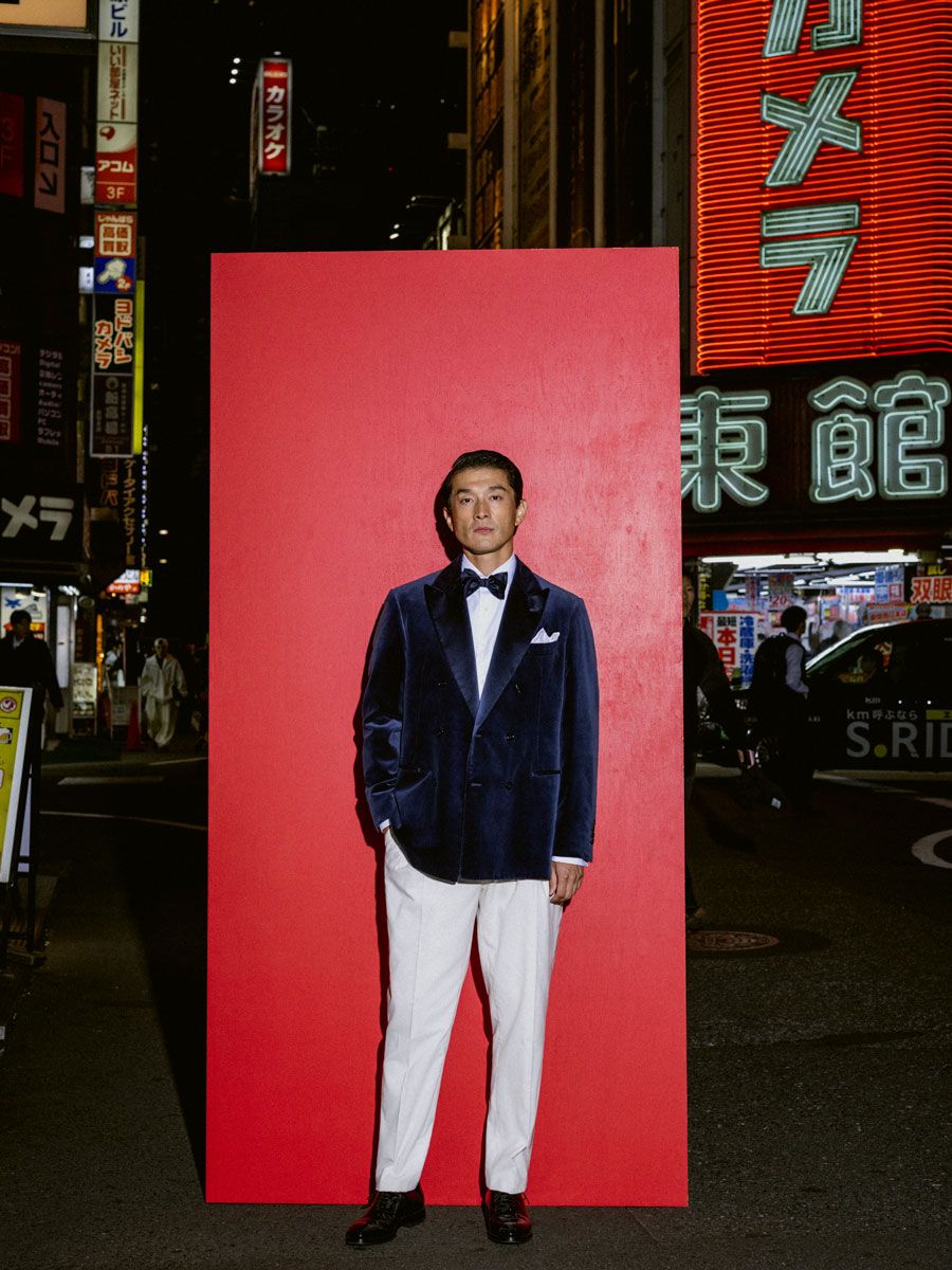 ジャケット1010900円、シャツ266200円、タイ51700円、チーフ30800円、カマーバンド71500円、パンツ309100円、靴247500円〈すべてブルネロクチネリ／ブルネロ クチネリ ジャパン Tel:03-5276-8300〉