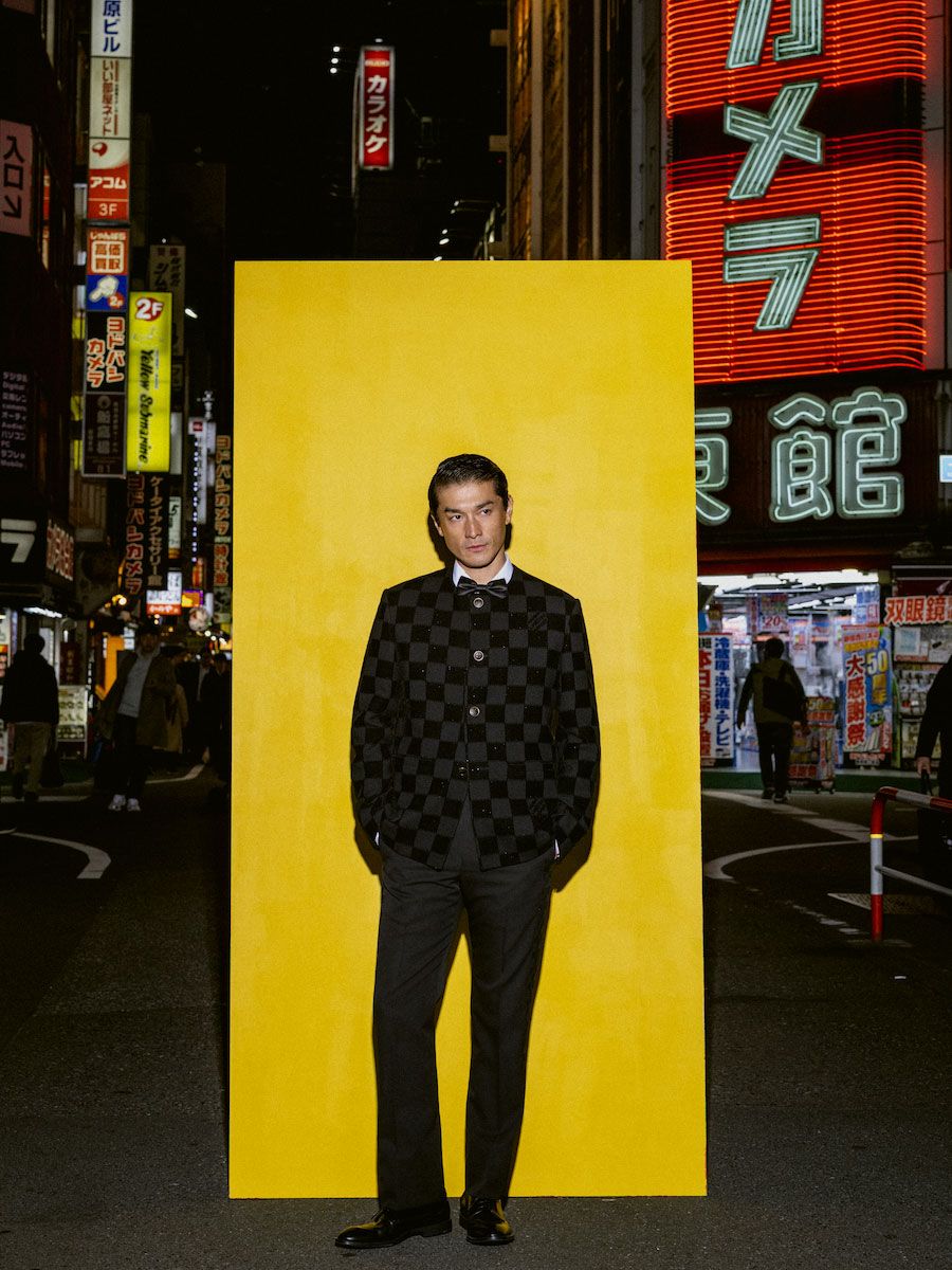 ジャケット682000円、シャツ168300円、タイ34100円、パンツ233200円、靴180400円〈すべてルイ・ヴィトン／ルイ・ヴィトン クライアントサービス Tel:0120-00-1854〉