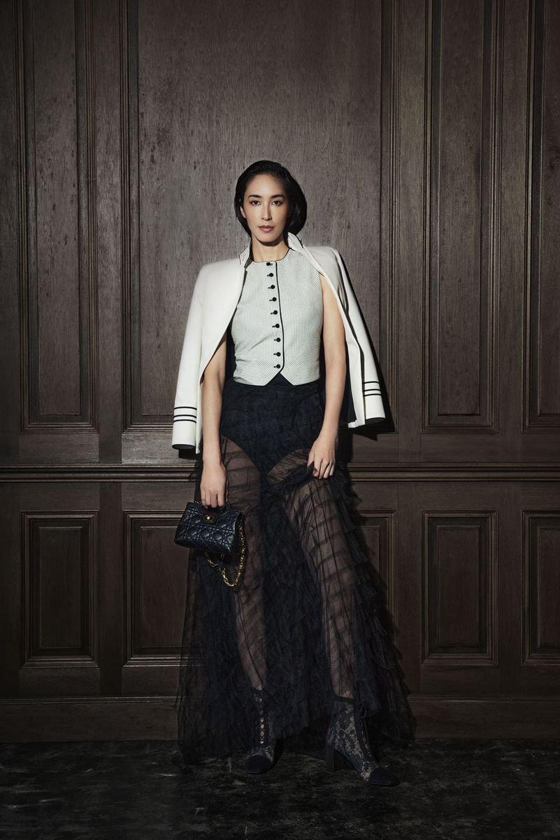 ジャケット＆ベストセット1300000円、スカート、インナーともに参考商品、靴240000円、バッグ430000円（すべてディオール／クリスチャンディオール Tel:0120-02-1947）