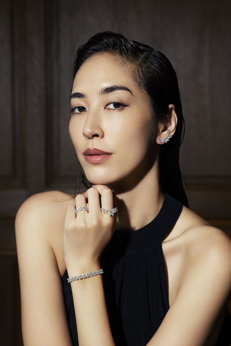 ピアス3859000円、薬指のリング2960000円、人さし指のリング2609000円、ブレスレット9060000円（すべてグラフ／グラフダイヤモンズジャパン クライアントサービス Tel:0120-667-687）ドレスはスタイリスト私物