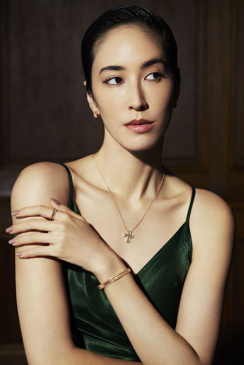 ネックレス￥753,500［12月発売予定］、ピアス￥743,600、バングル￥2,002,000、リング￥712,800（ダミアーニ／ダミアーニ ジャパン Tel:03-5537-3336）ドレスはスタイリスト私物