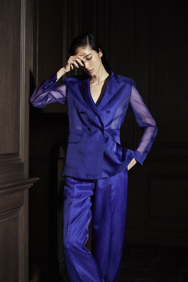 ジャケット￥408,100、パンツ￥221,100［ともに参考価格］（ともにマックスマーラ／マックスマーラ ジャパン Tel:0120-030-535）