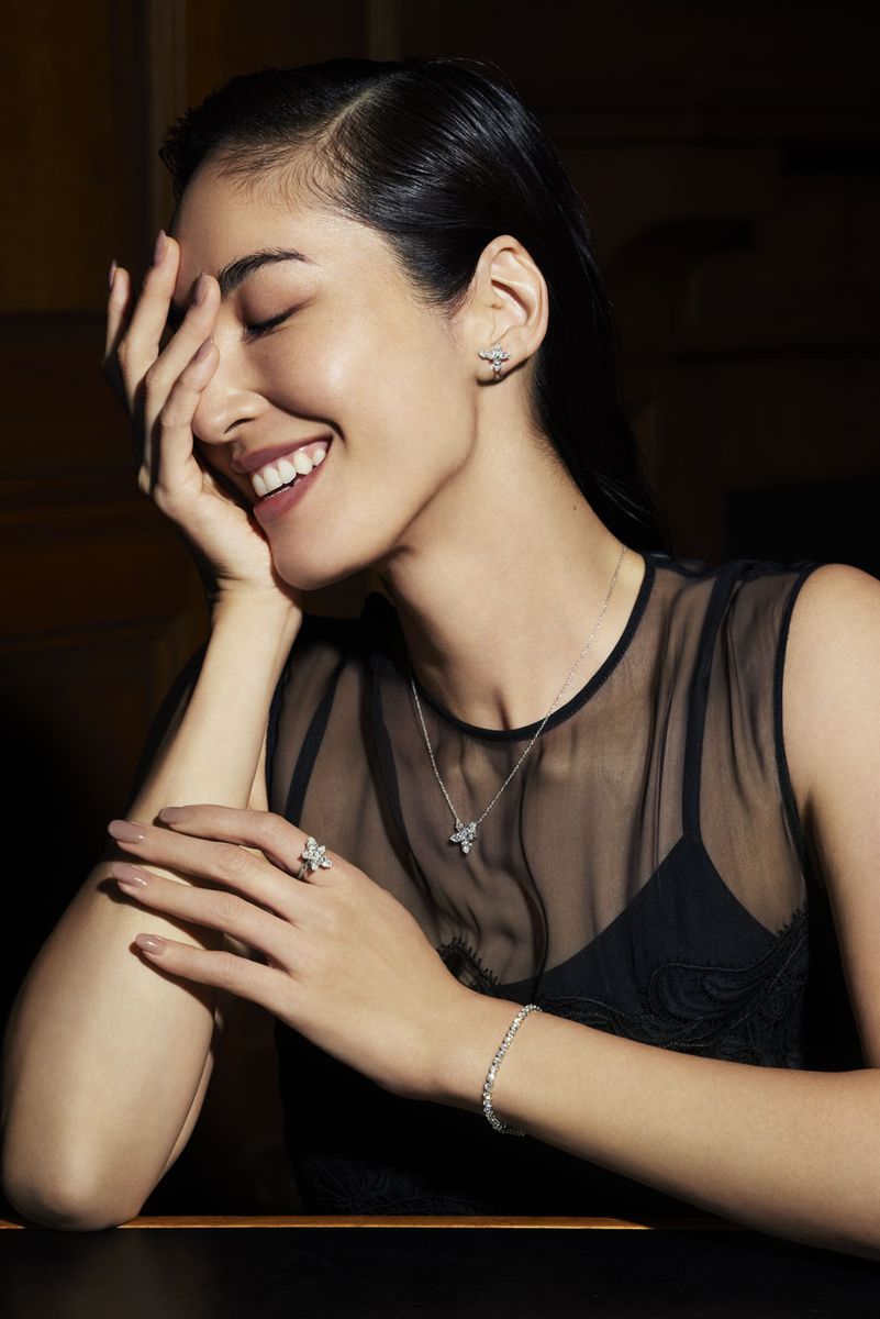 ペンダント5522000円、イヤリング6028000円、リング5170000円、ブレスレット5907000円（すべてハリー・ウィンストン／ハリー・ウィンストン クライアントインフォメーション Tel：0120-346-376）ドレスはスタイリスト私物