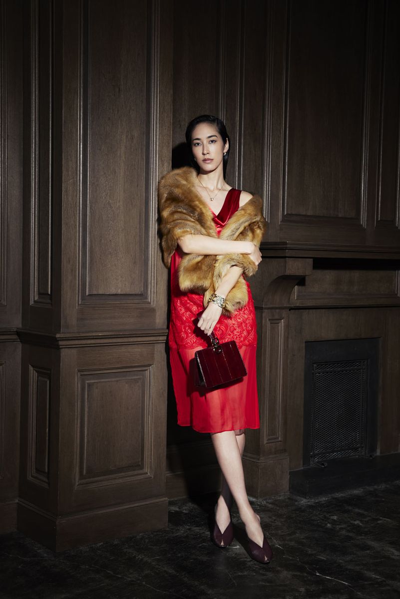 ドレス286000円、ケープ825000円、靴159500円、バッグ319000円、ネックレス51700円、ピアス51700円、ブレスレット159500円（すべてフェラガモ／フェラガモ・ジャパン Tel:0120-202-170）