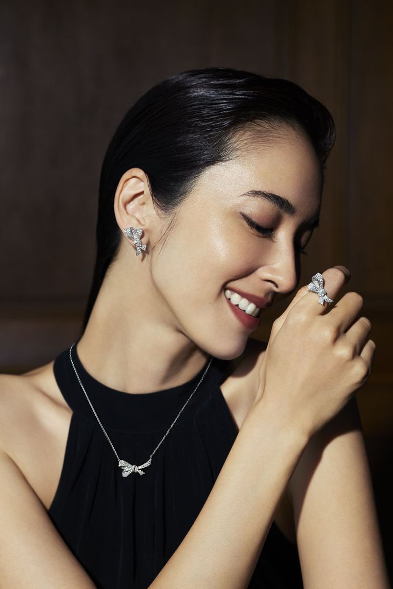 ネックレス2718000円、ピアス3843000円、リング2547000円（すべてグラフ／グラフダイヤモンズジャパンクライアントサービス）ドレスはスタイリスト私物