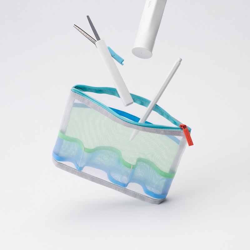 「コンビニエンスウェア」の文具ラインの中でもメッシュポーチはファミリーマートらしいカラーリングとメッシュ素材の使いやすさで大きな話題に。