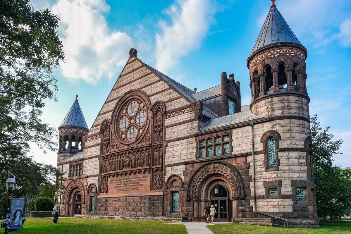 アイビーリーグ（ハーバード大学、イェール大学、プリンストン大学、コロンビア大学、ブラウン大学、ダートマス大学、コーネル大学、ペンシルベニア大学）すべてを3回分まとめて買ってもおつりがくる（Shutterstock.com）