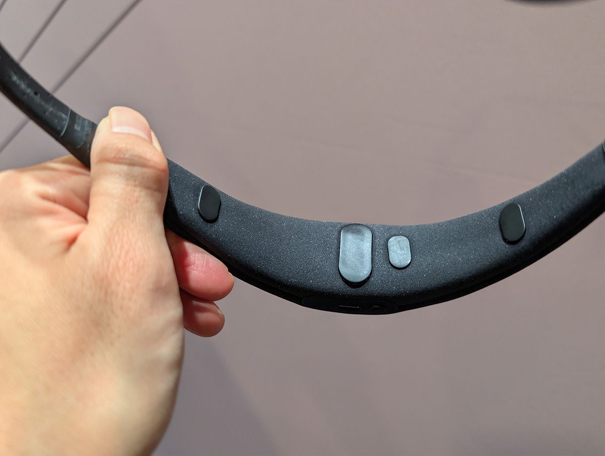 バンドの内側にEEGセンサーのコンタクトポイントがある