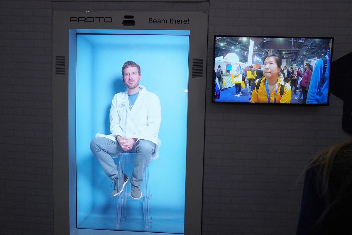 CESの会場ではProtoのスタッフを医師に見立てて、離れた場所にいる来場者とホログラムディスプレイを介してスムーズにコミュニケーションができるデモンストレーションをみせた