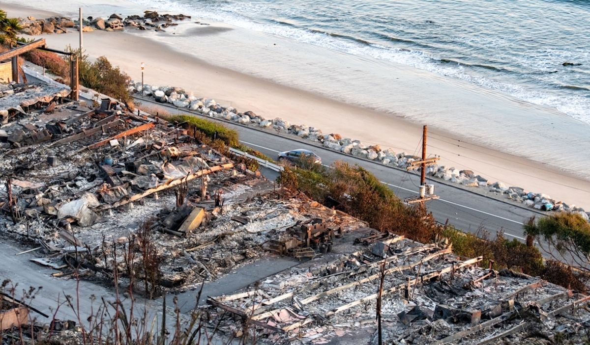 カリフォルニア州ロサンゼルスの山火事で破壊された太平洋海岸高速道路沿いの建物 2025年1月撮影（Sua Sponte Photography/Shutterstock.com）